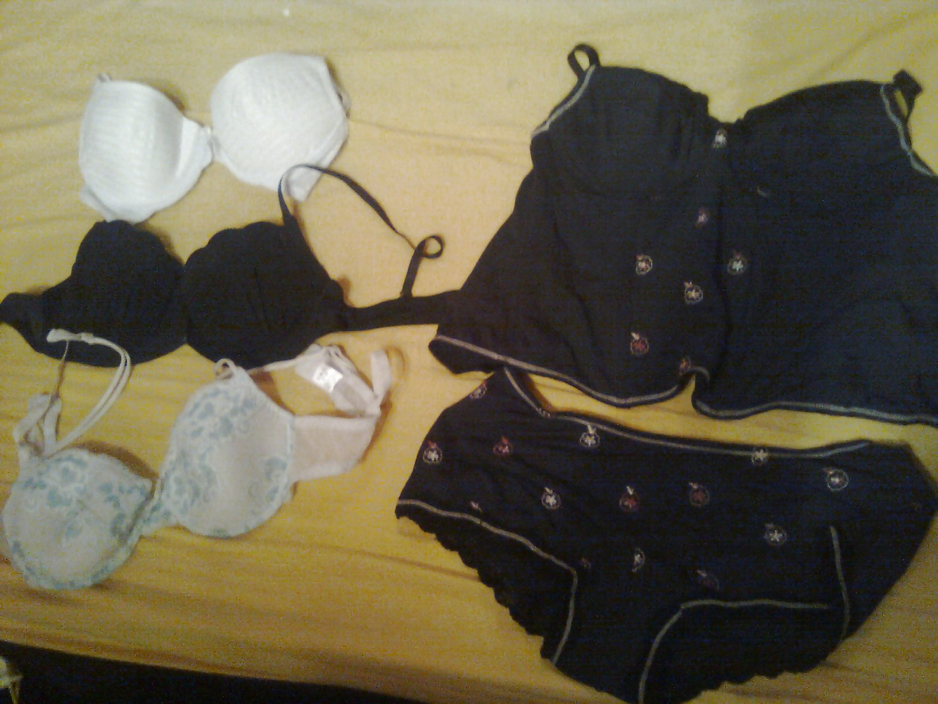 Reggiseno e mutande di ragazze amiche
 #29973981