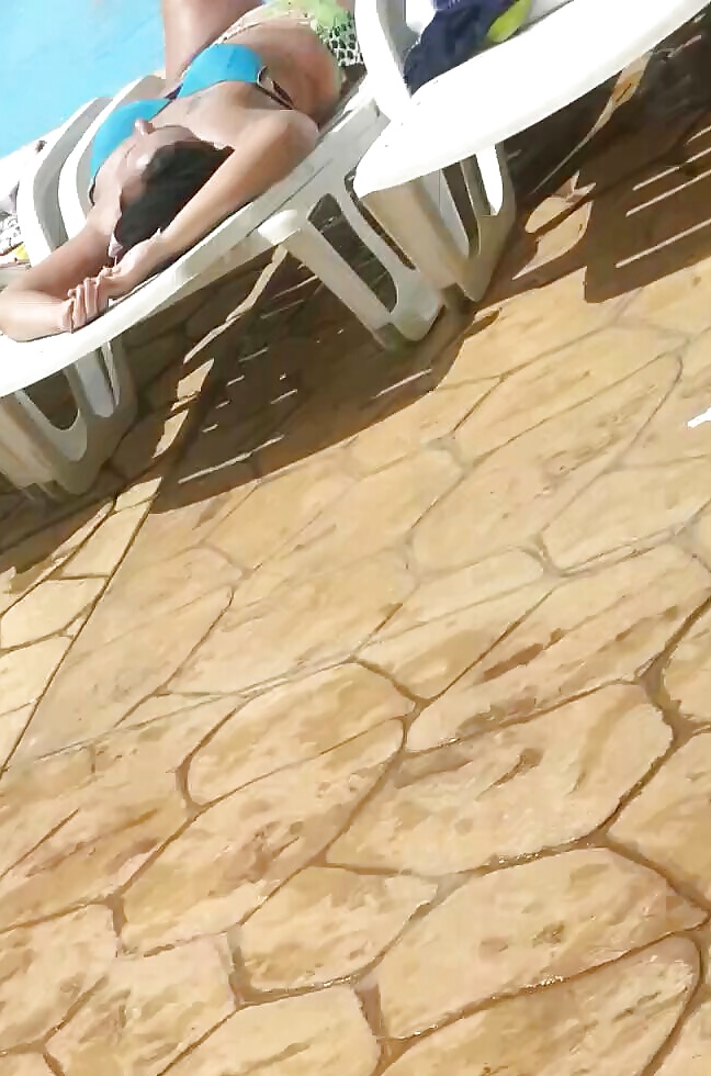Spy viejo + joven busto sexy en la piscina rumana
 #30801539