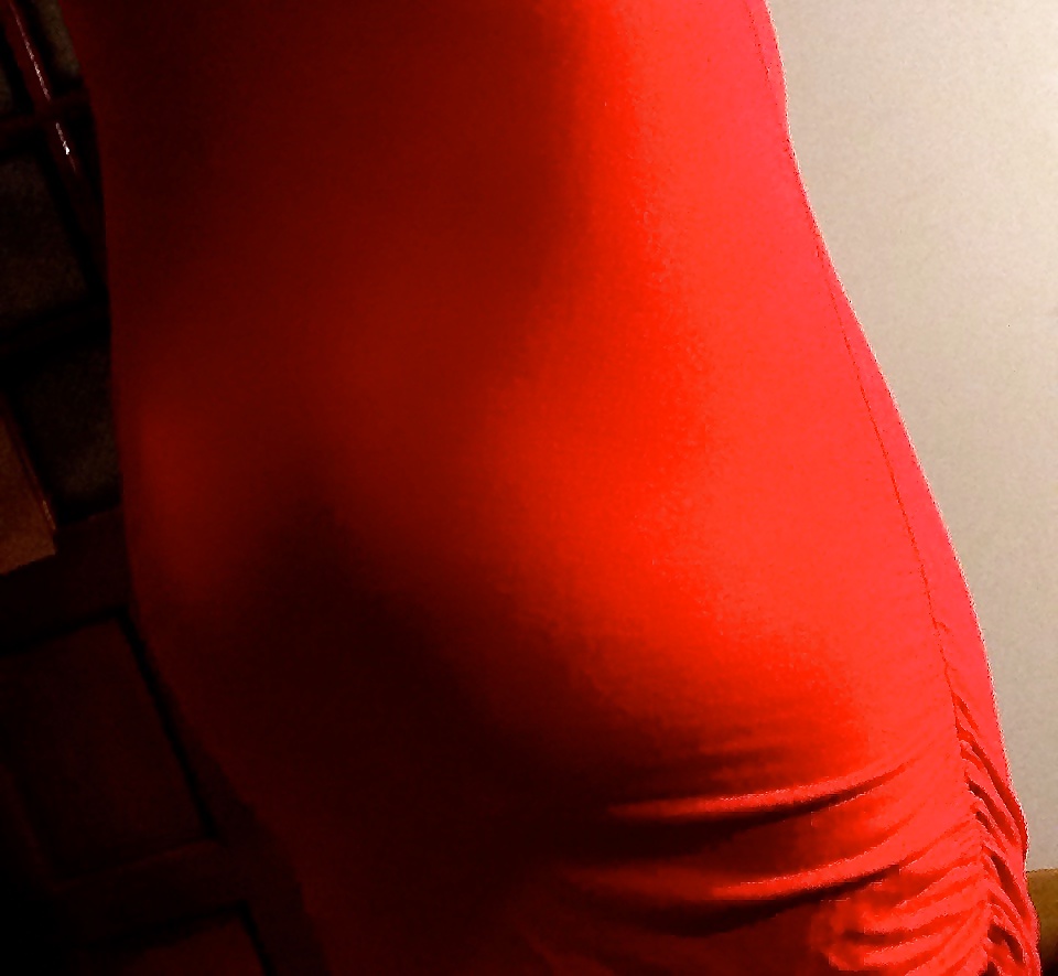 Lindo cuerpo joven embarazada en rojo curvas increíbles y culo de burbuja
 #40755698
