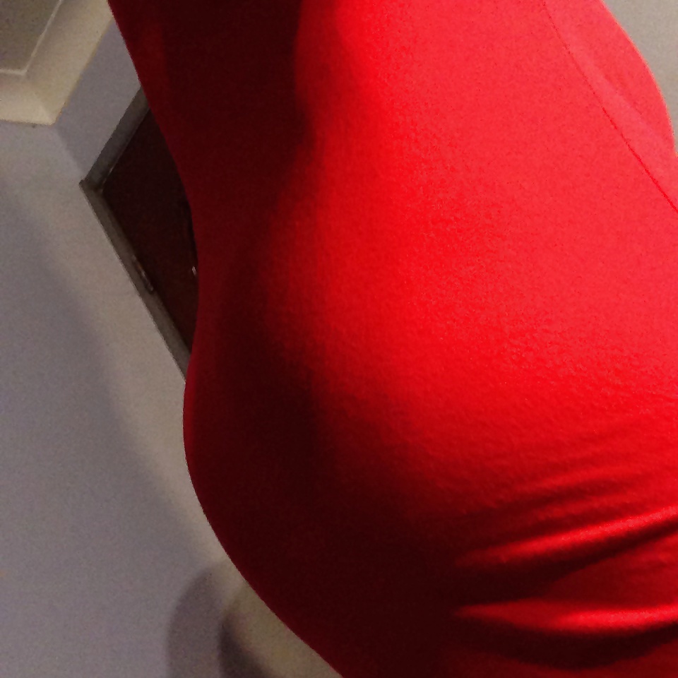Lindo cuerpo joven embarazada en rojo curvas increíbles y culo de burbuja
 #40755705