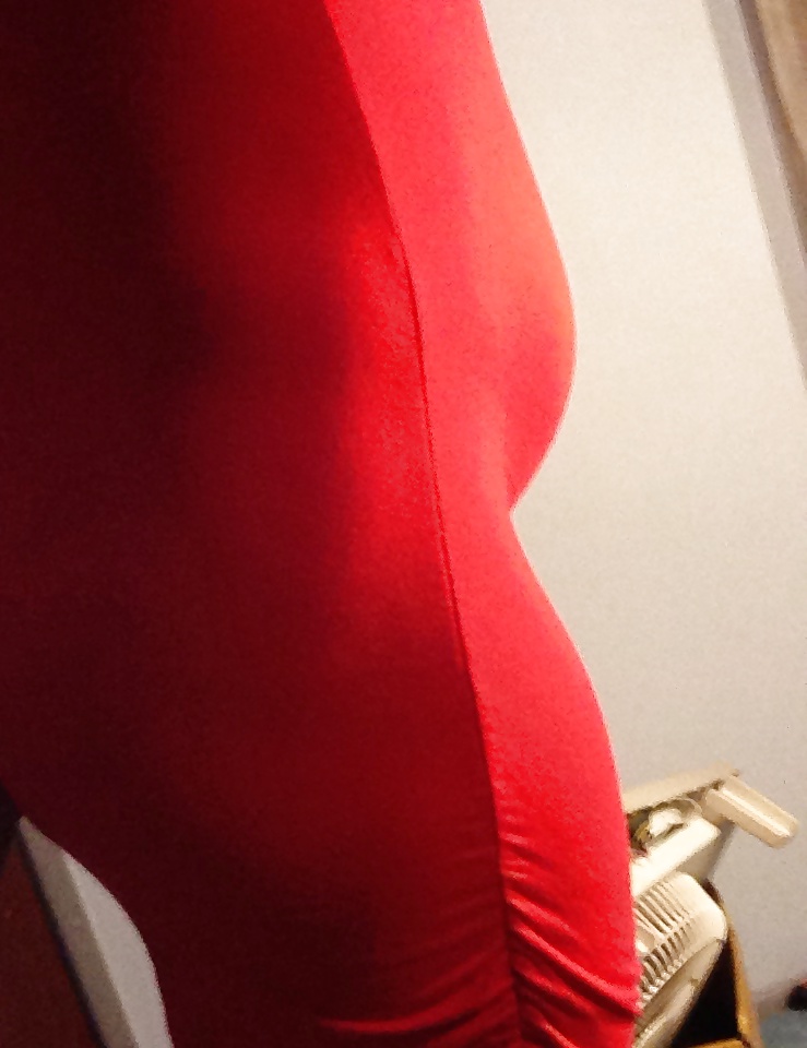 赤い服を着た妊娠中のティーンのかわいい体 驚くべきカーブとバブルのお尻
 #40755721