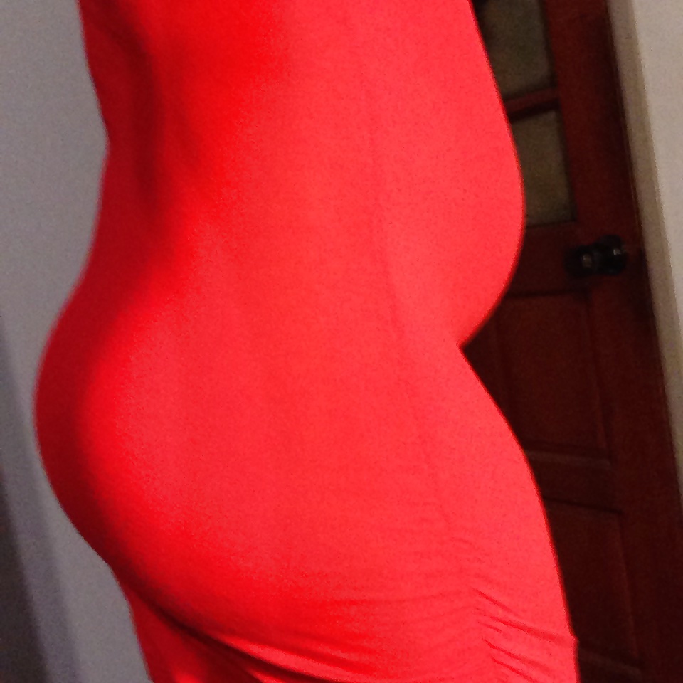 Lindo cuerpo joven embarazada en rojo curvas increíbles y culo de burbuja
 #40755734
