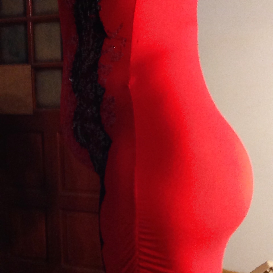 Lindo cuerpo joven embarazada en rojo curvas increíbles y culo de burbuja
 #40755763