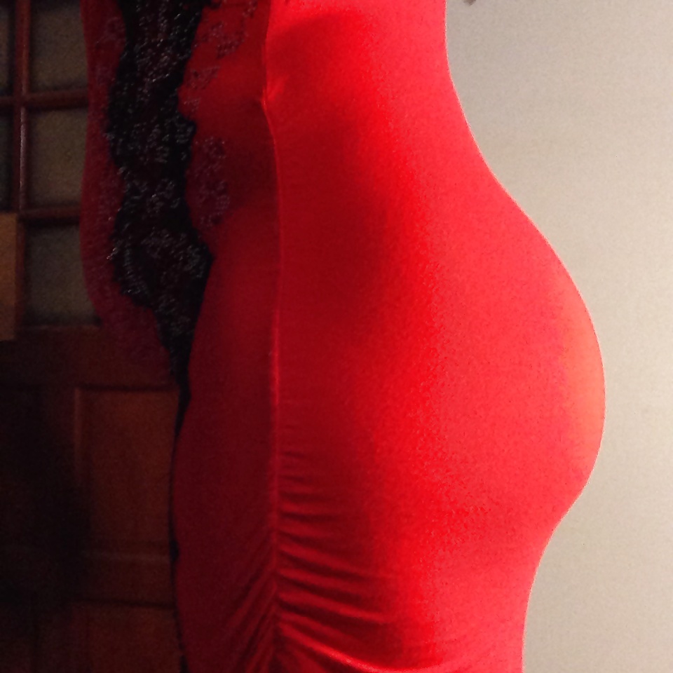 Lindo cuerpo joven embarazada en rojo curvas increíbles y culo de burbuja
 #40755768
