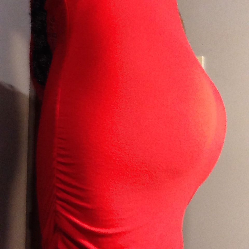 Corpo carino giovane incinta in rosso curve incredibili e bolla bum
 #40755774