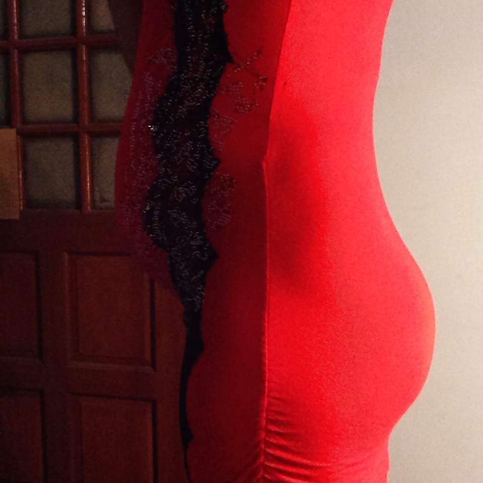 Lindo cuerpo joven embarazada en rojo curvas increíbles y culo de burbuja
 #40755787