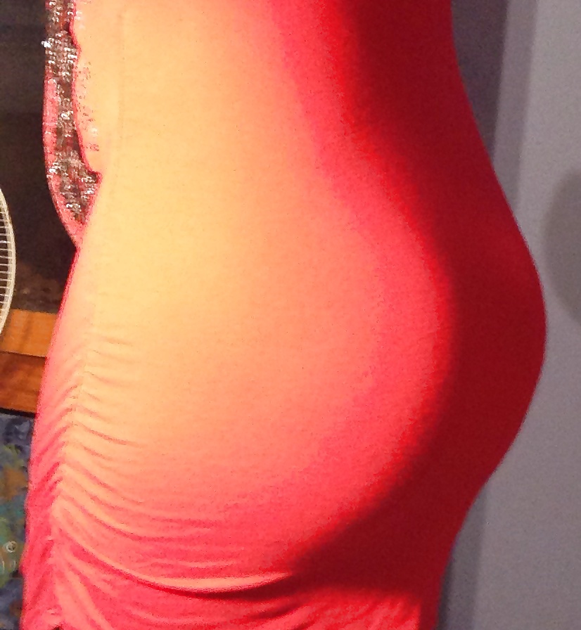 Lindo cuerpo joven embarazada en rojo curvas increíbles y culo de burbuja
 #40755826