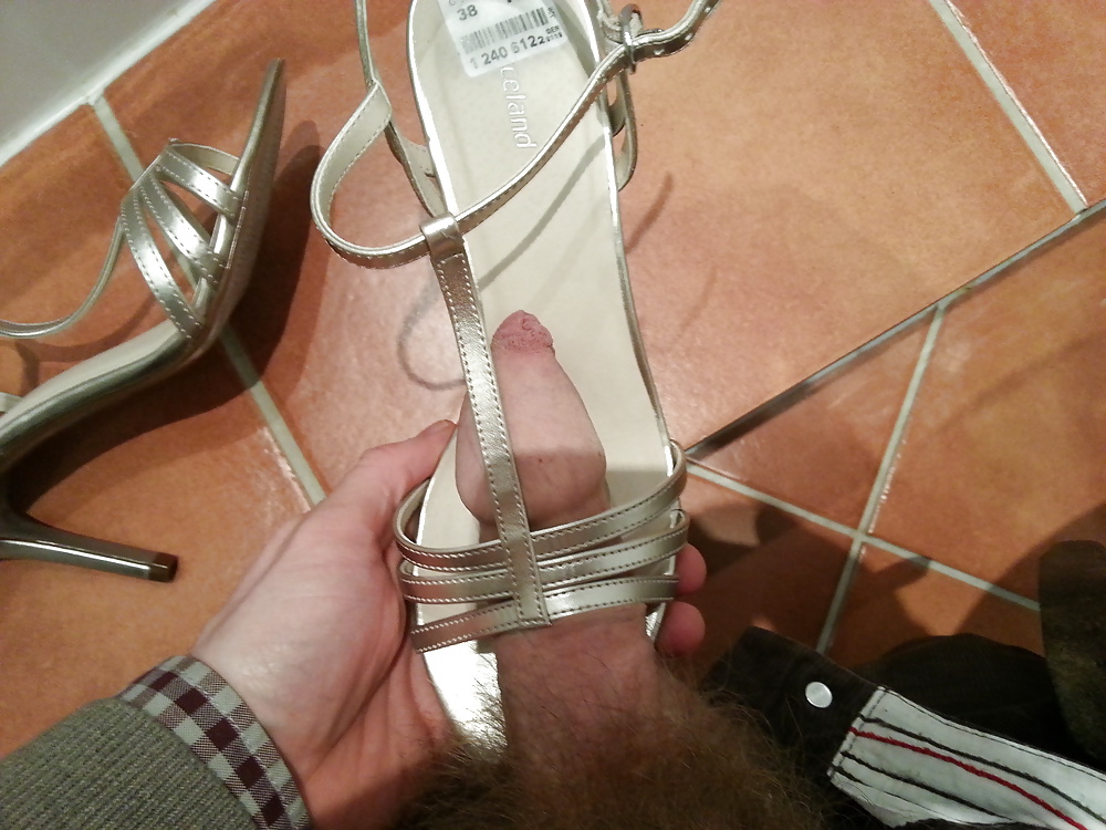 Spielt Mit Den Schuhen Meiner Frau Um #34021205