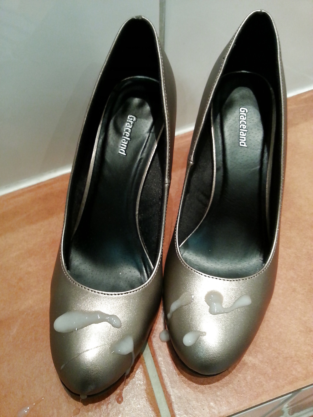 Spielt Mit Den Schuhen Meiner Frau Um #34021238