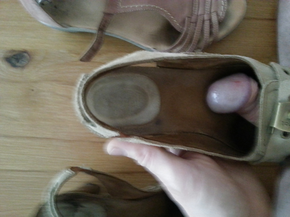 Spielt Mit Den Schuhen Meiner Frau Um #34021286