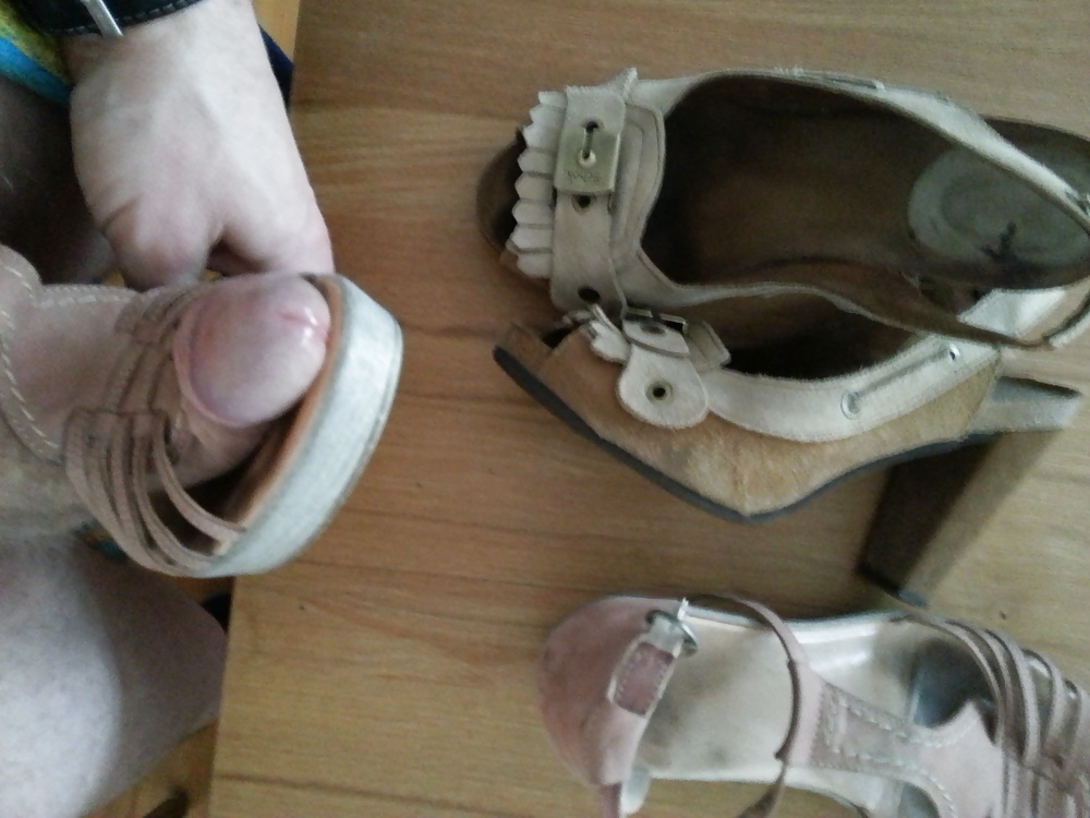 Jugando con los zapatos de mi esposa
 #34021301