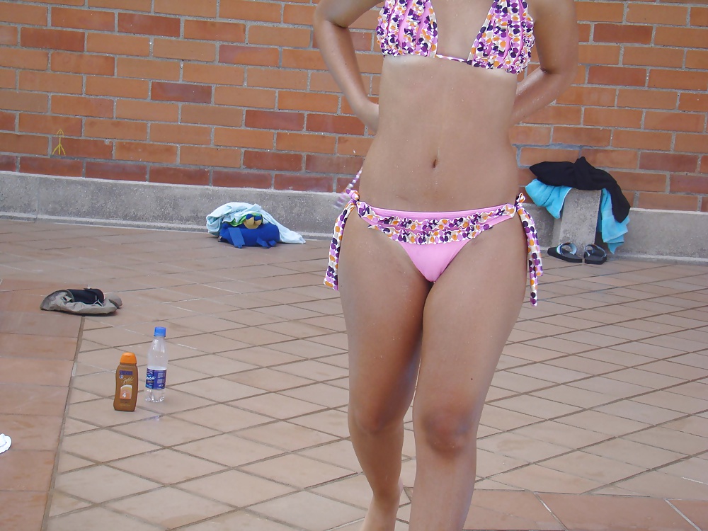 Espiando a vecinas en piscina  #32886050