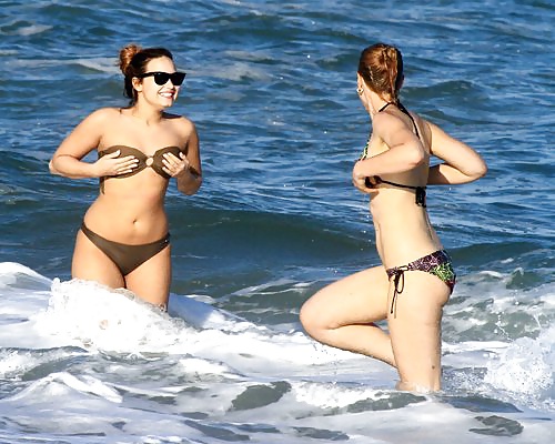 Selena gomez bikini vs demi lovato bikini ¿quién es más sexy?
 #28519463