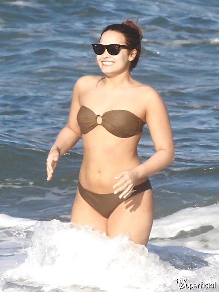 Selena gomez bikini vs demi lovato bikini ¿quién es más sexy?
 #28519473