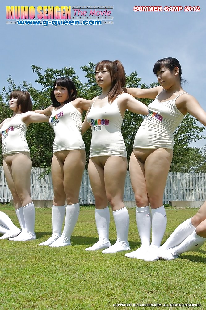 Sexy ragazze asiatiche nude giocano all'aperto
 #32817791