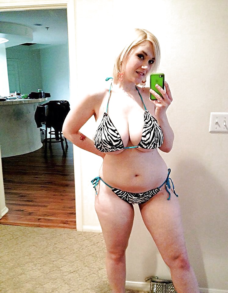 Nothin budd busty!
 #30273657