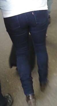 Tight levi's jeans candido sul bus
 #29036963
