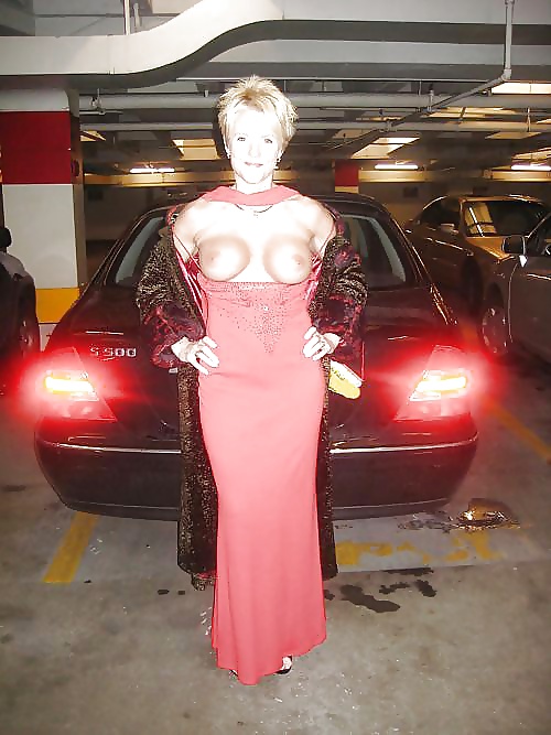 Sie Ist Ganz Oben Gekleidet Und Suchen In Ordnung !!! #38920569