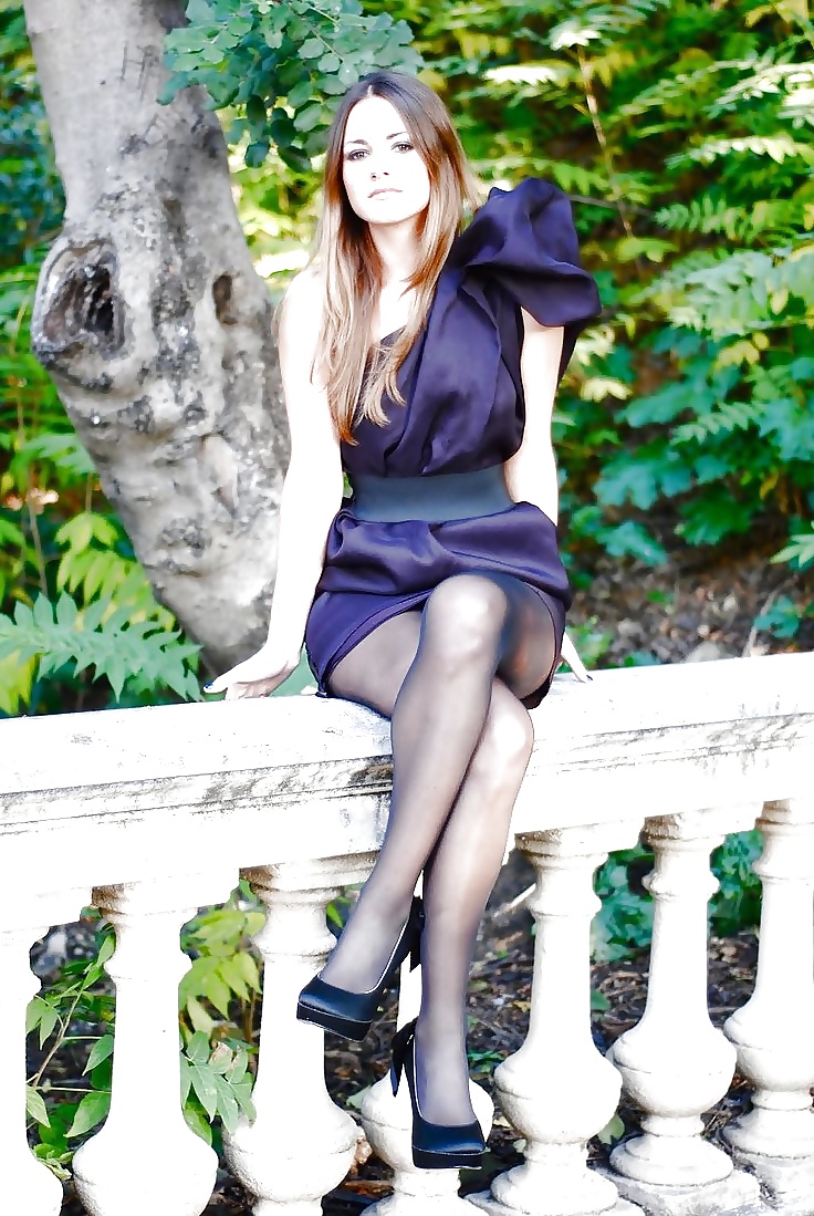 Sie Ist Ganz Oben Gekleidet Und Suchen In Ordnung !!! #38920990