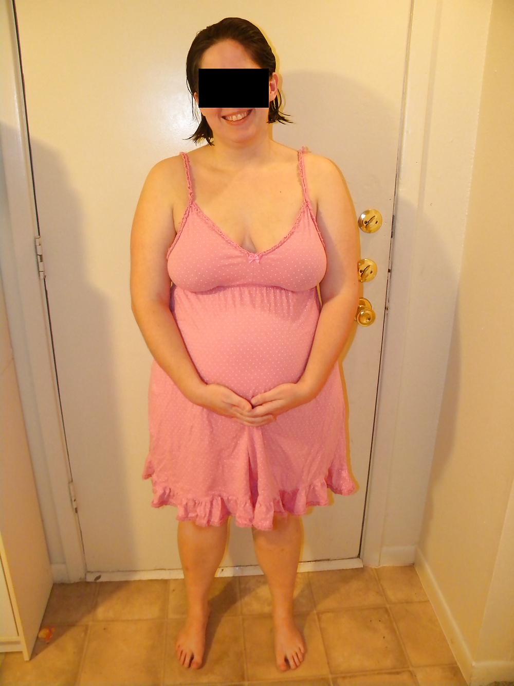 Esposa embarazada en camisón rosa
 #26806184