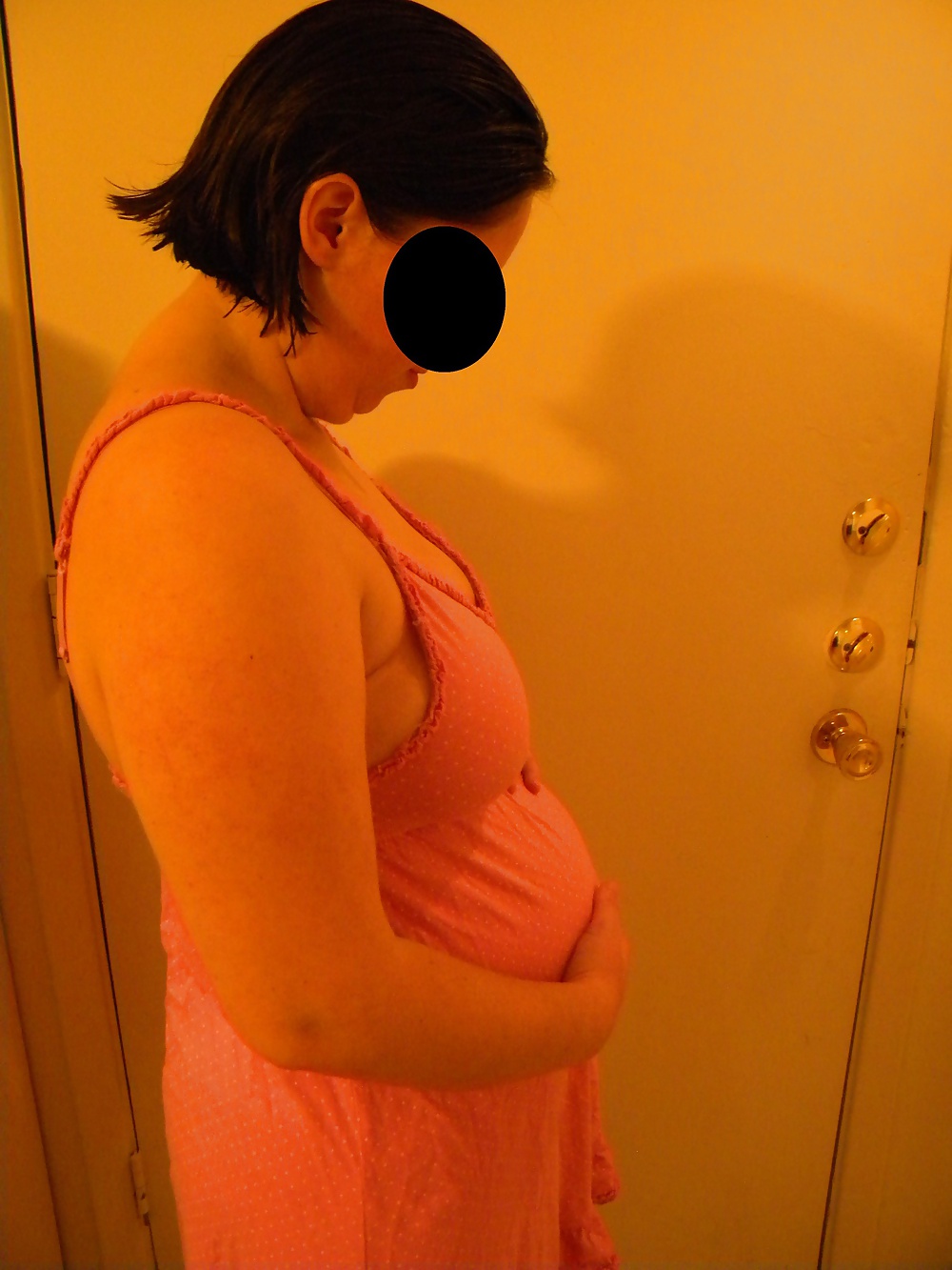 Schwangeren Frau In Rosa Nachthemd #26806199