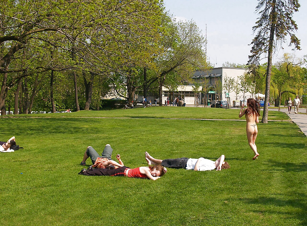 Frau Zögerte Nicht, Ihren Körper Zu Zeigen, Außenseiter #34270617