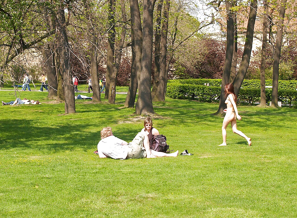 Frau Zögerte Nicht, Ihren Körper Zu Zeigen, Außenseiter #34270644