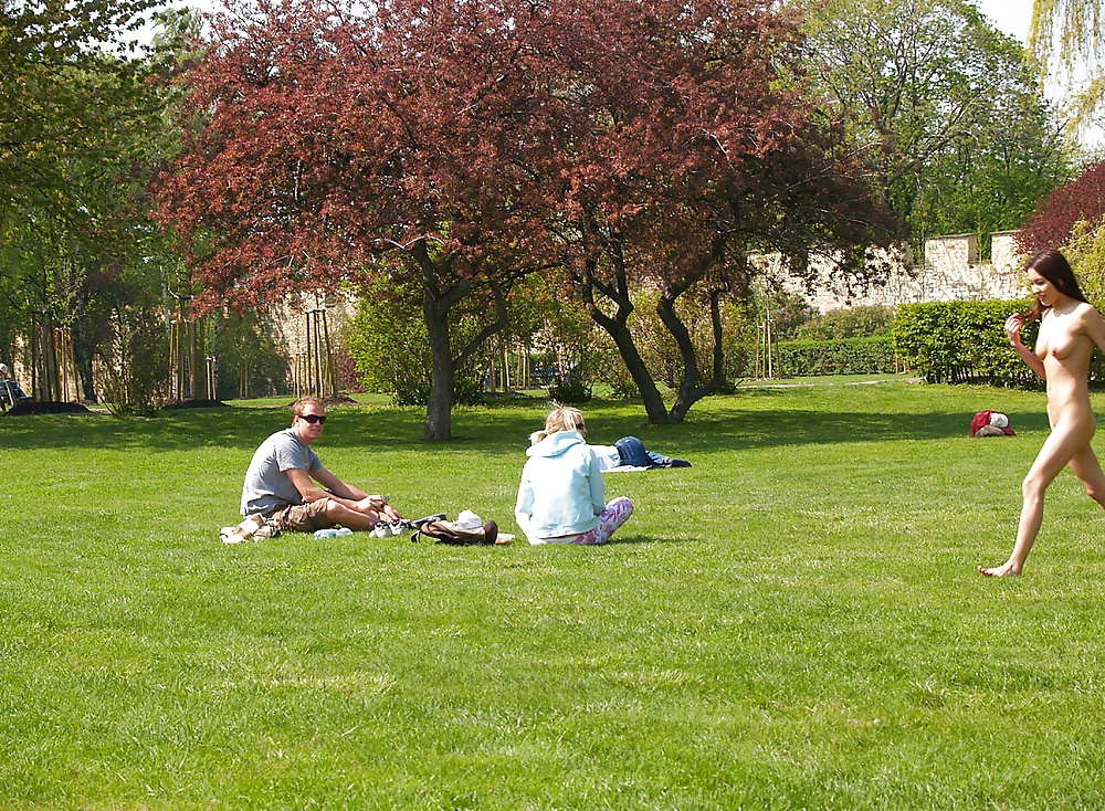Frau Zögerte Nicht, Ihren Körper Zu Zeigen, Außenseiter #34270666