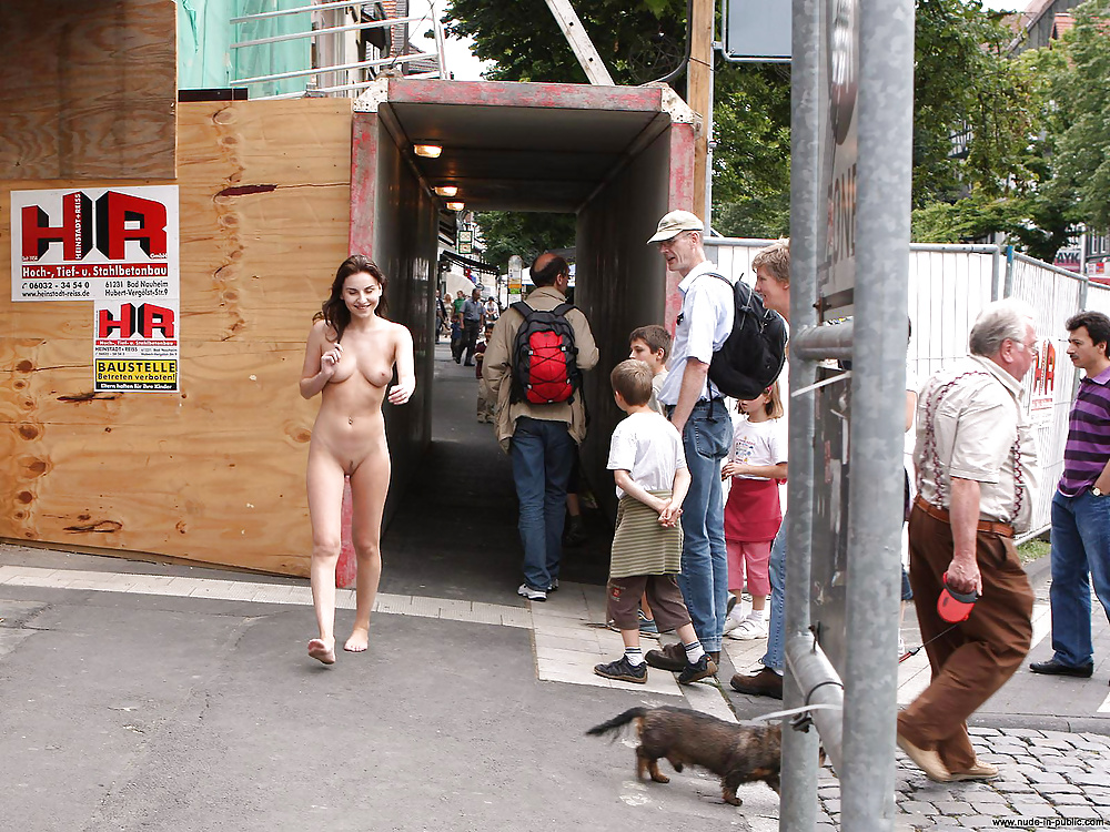 Nudismus An öffentlichen Plätzen #24237621