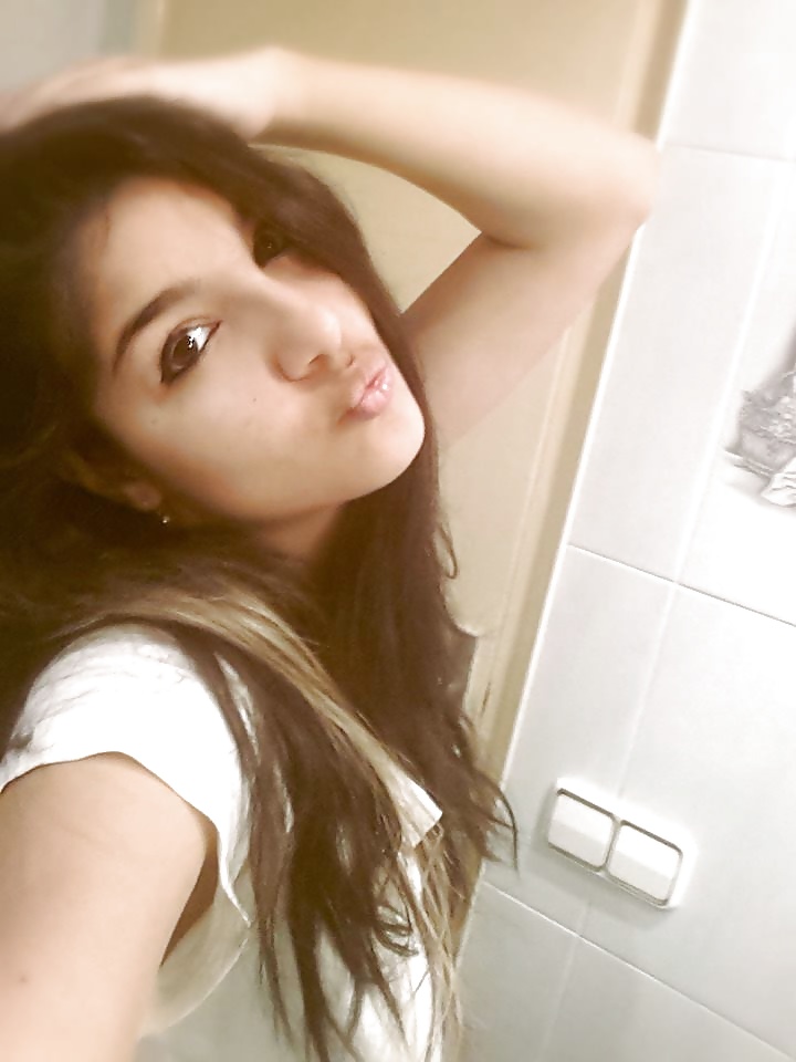 Putas gitanas, besando los labios 2.
 #32203174