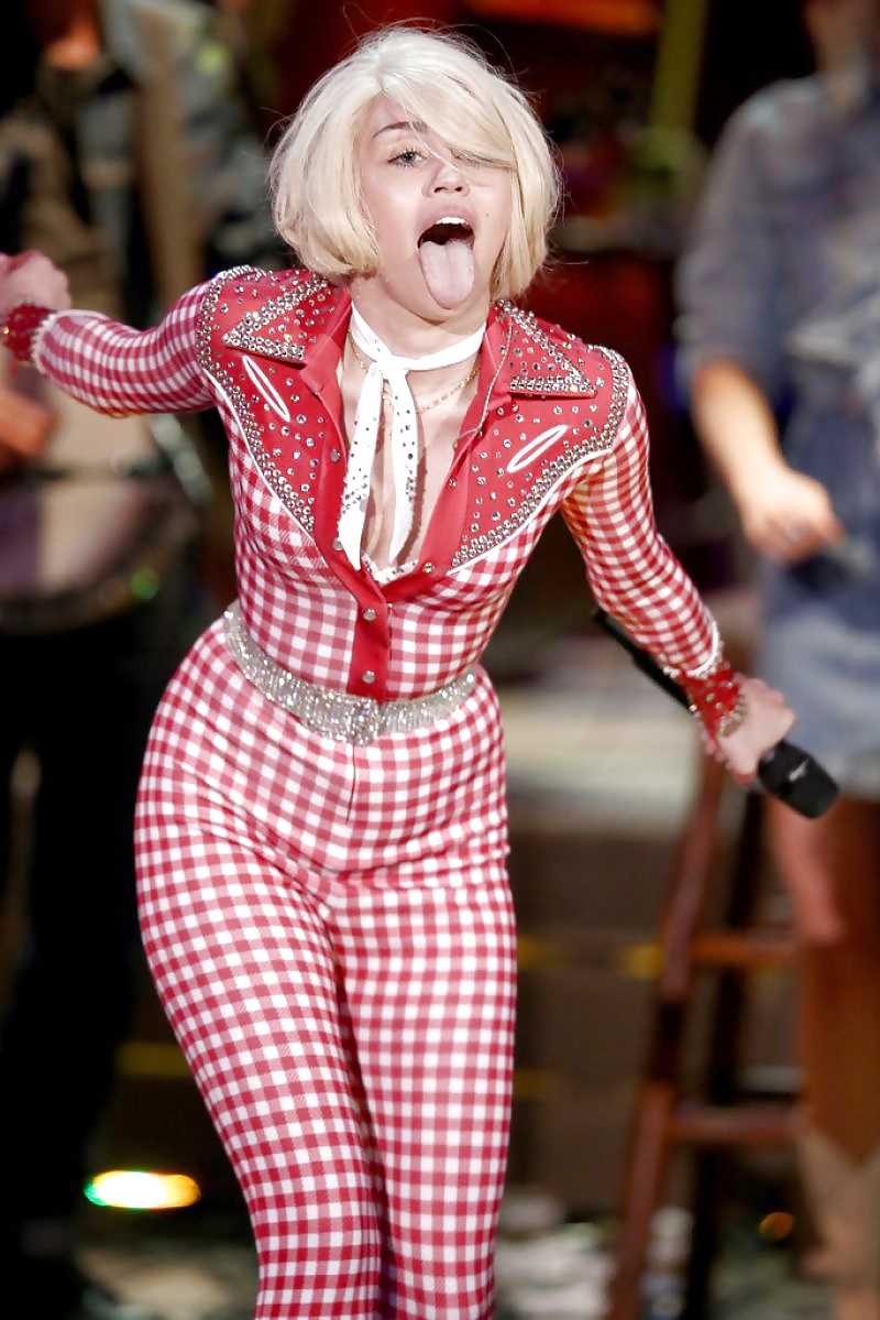 Miley Cyrus - Elle A Besoin D'un Throatfuck #26725535