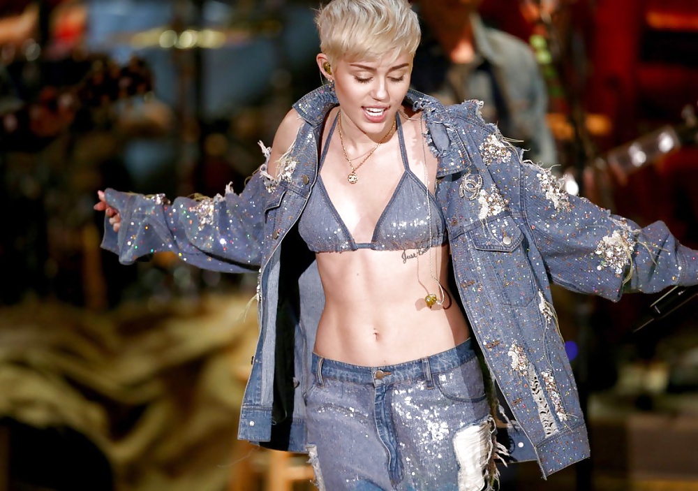 Miley cyrus - ella necesita una chupada de garganta
 #26725654