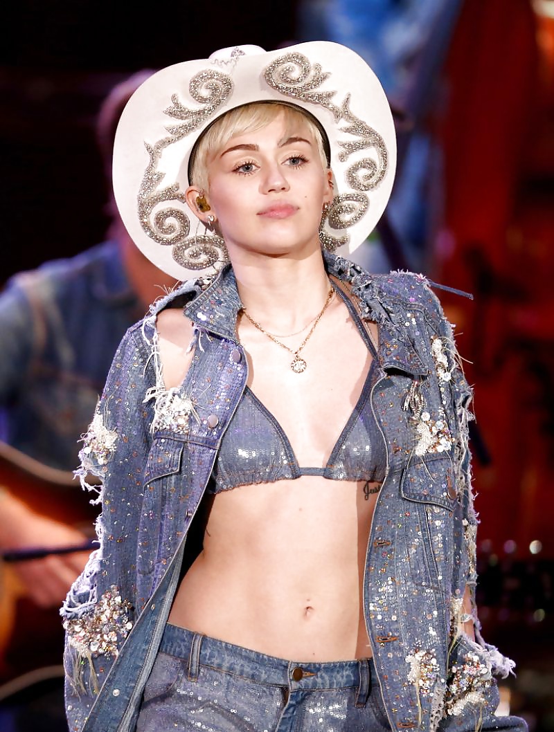 Miley cyrus - ella necesita una chupada de garganta
 #26725683