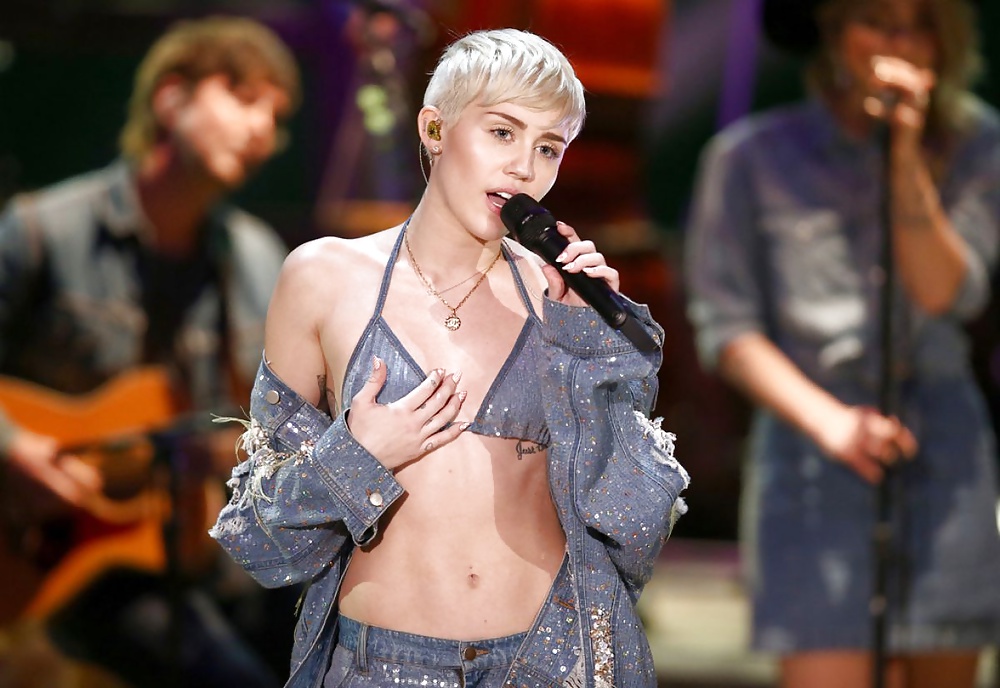 Miley cyrus - ella necesita una chupada de garganta
 #26725713