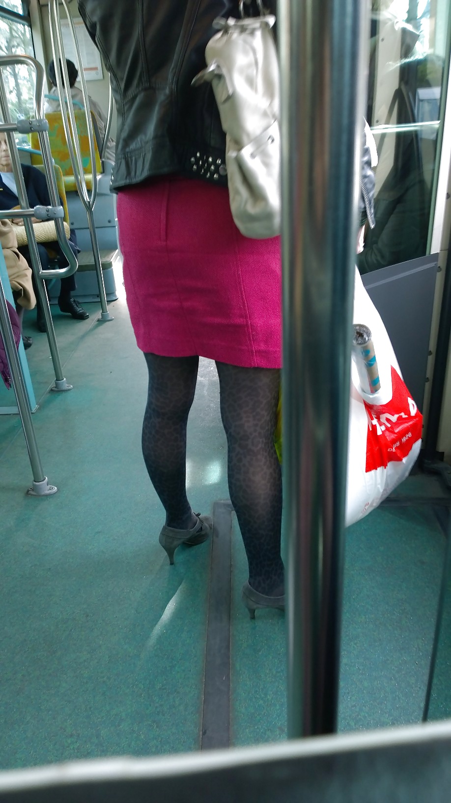Offene Schuhe Und Fleischfarbene Strumpfhosen In Der U-Bahn #37600731