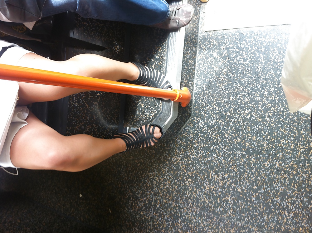 Offene Schuhe Und Fleischfarbene Strumpfhosen In Der U-Bahn #37600737
