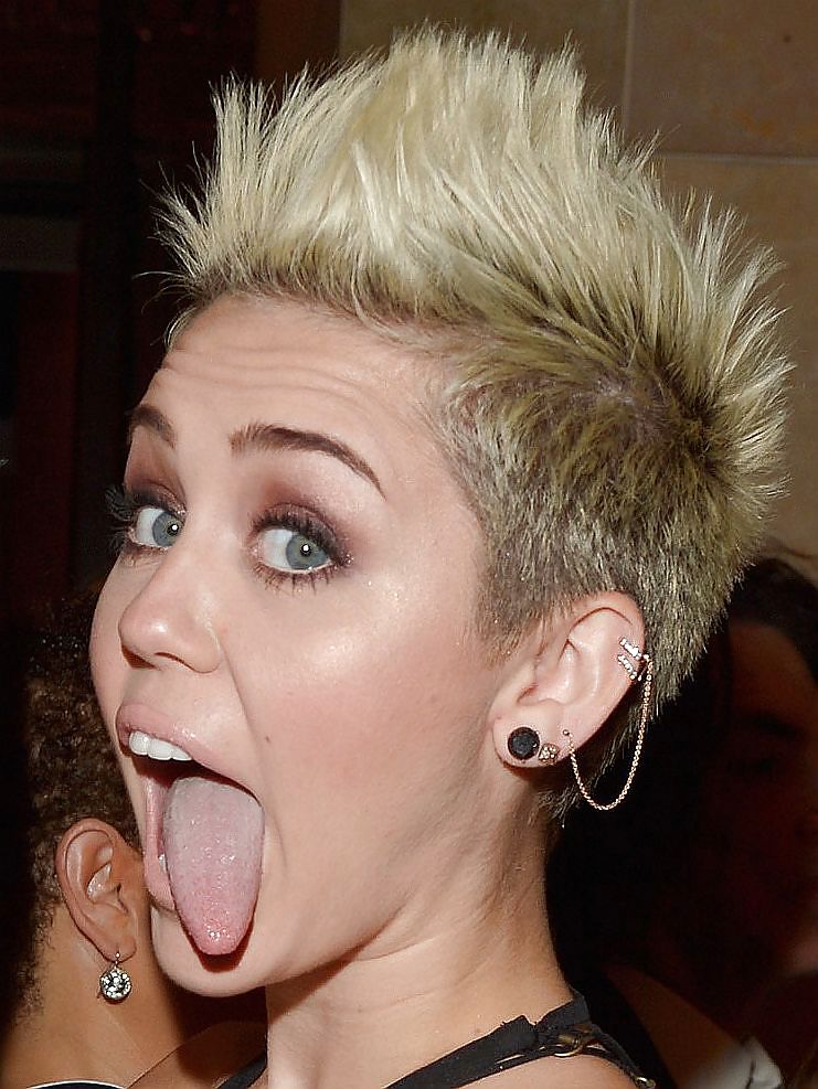 Miley Cyrus Zunge #36314085