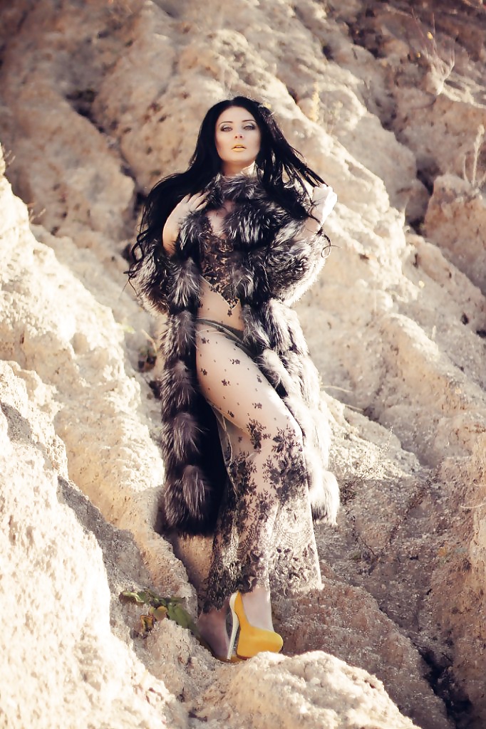 ¿Cómo debe vestirse una mujer?
 #30302029