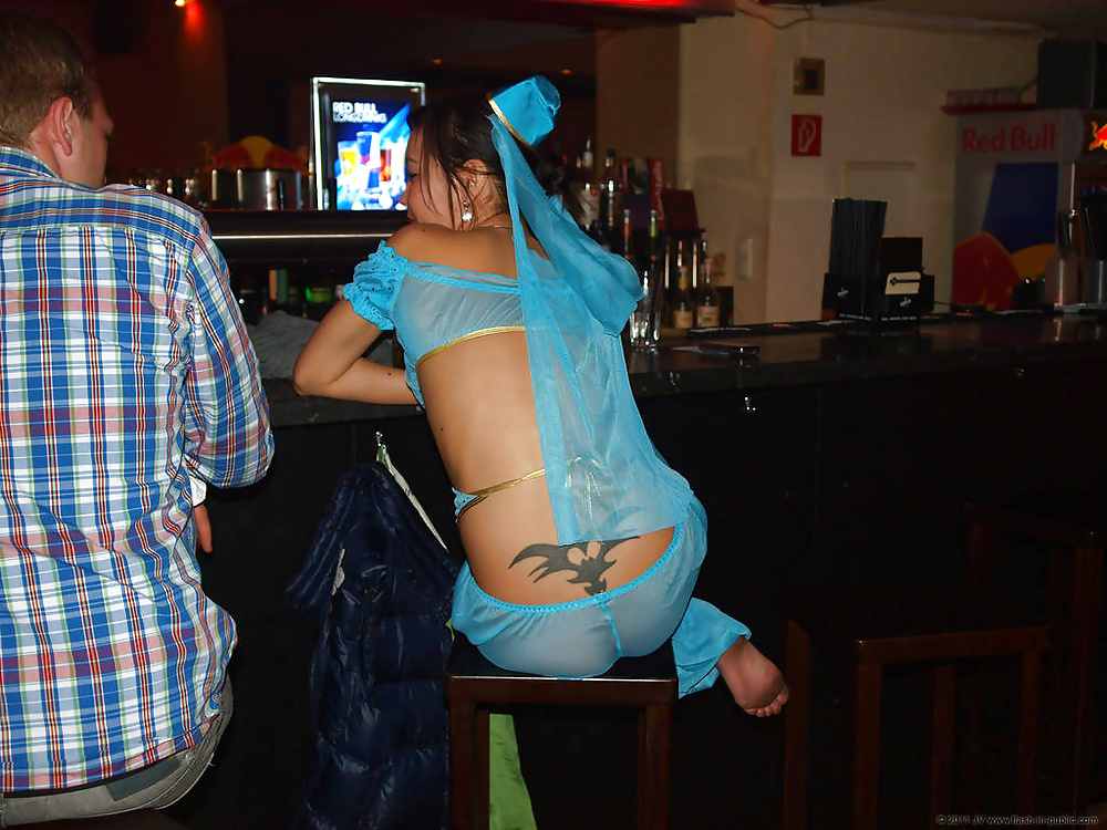 ¿Cómo debe vestirse una mujer?
 #30302661