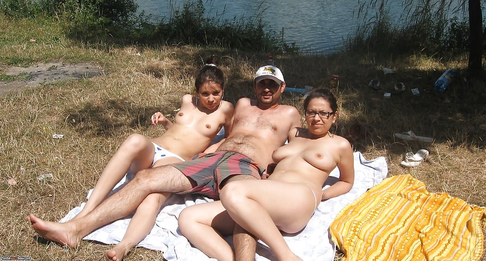 Nudistas reales tomando el sol desnudos
 #36758316