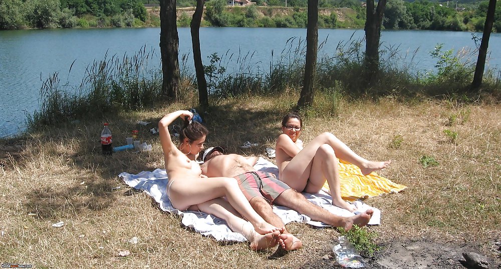 Nudistas reales tomando el sol desnudos
 #36758329