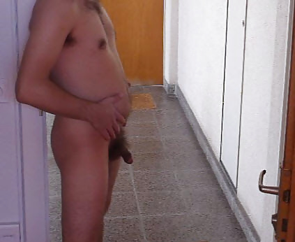 Desnudo frente a la puerta de mi vecina
 #25492859