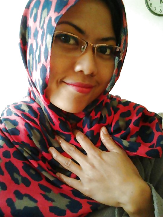 Gadis comel bertudung
 #33751403