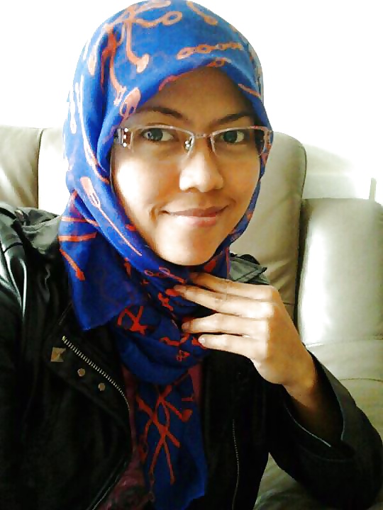 Gadis comel bertudung
 #33751405