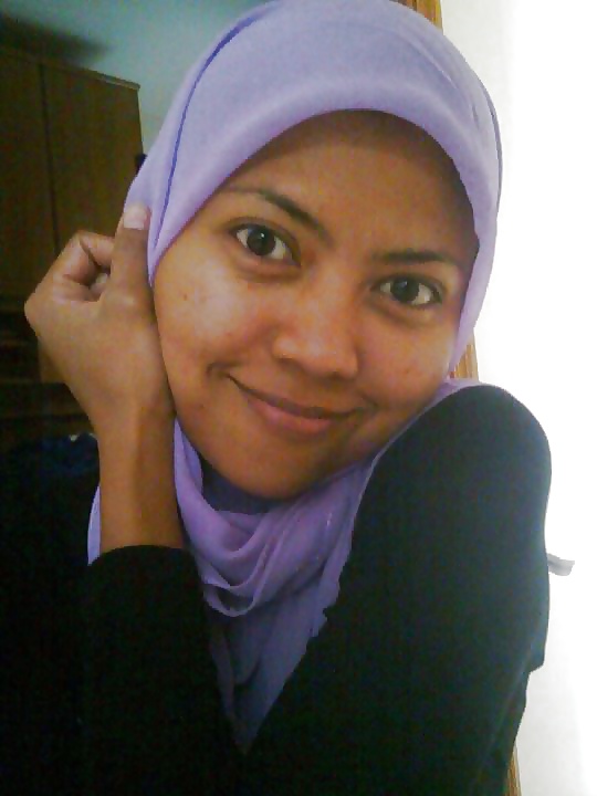 Gadis comel bertudung
 #33751413
