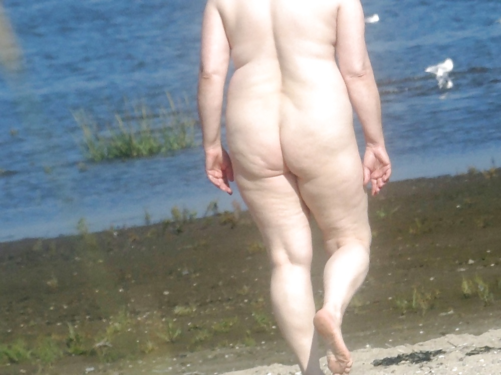 Mi puta desnuda en la playa ayer
 #23570996