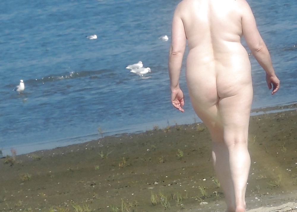 Mi puta desnuda en la playa ayer
 #23571003