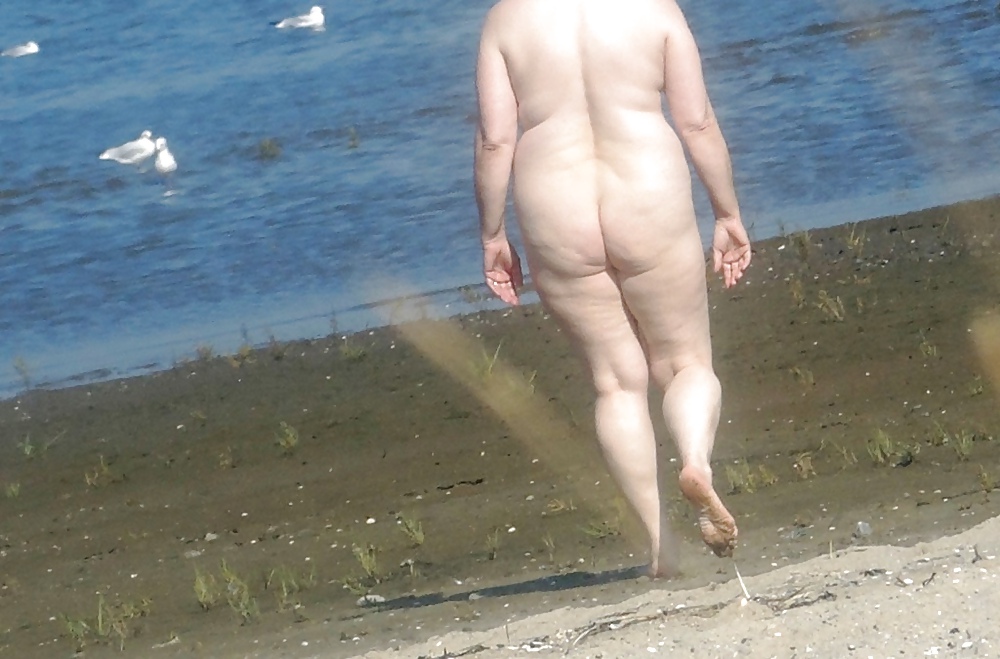 Mi puta desnuda en la playa ayer
 #23571023