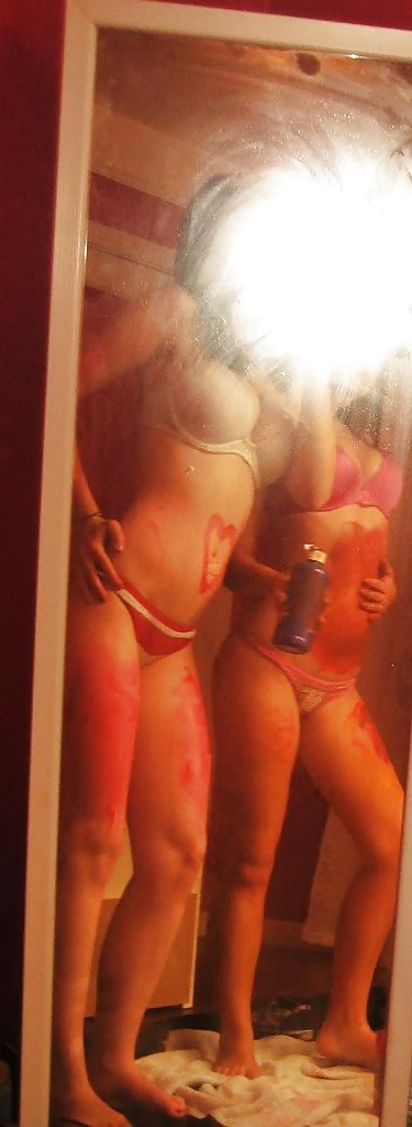 Dos jóvenes amateur caliente desnuda con pintura corporal
 #30175322
