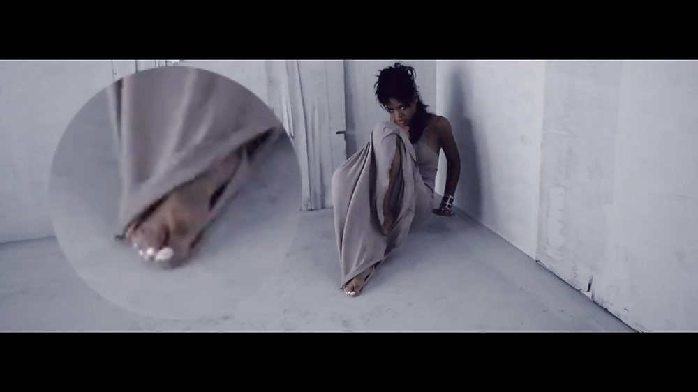 Rihanna piedi nel suo video musicale
 #25331482